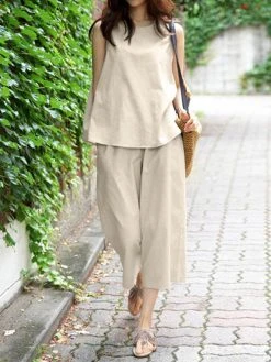 Women Solid Crew Neck Sleeveless Co-ords With Cropped Pants